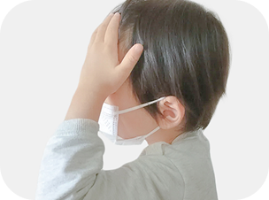 頭を押さえる子どもの様子