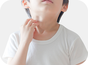 首元を掻く子ども