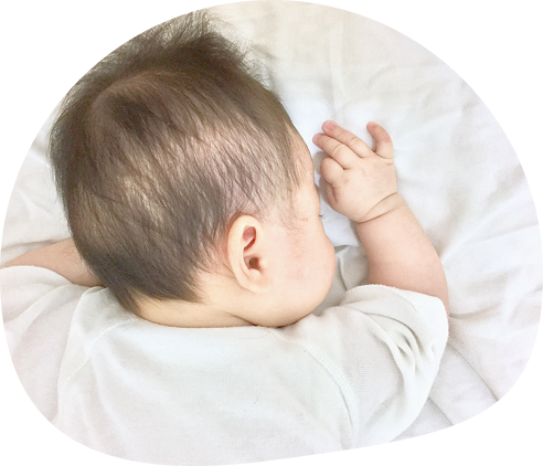 眠っている子どもの写真